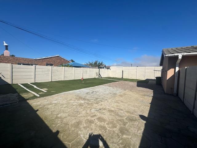 To Let 3 Bedroom Property for Rent in Bothasig Western Cape